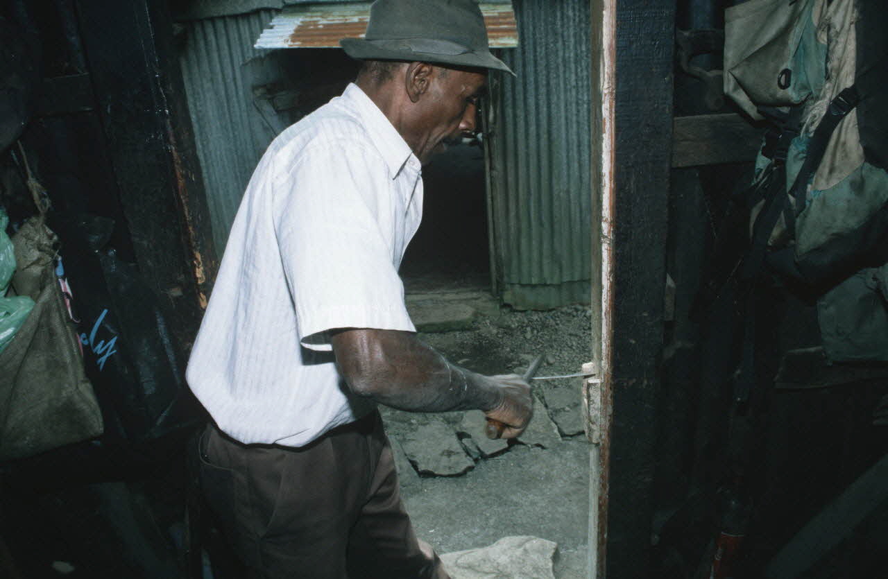 Arnauld Martin photographie Enquête conduite par Arnauld Martin sur l'Ile de La Réunion (Juillet-Août 1998) La Réunion, France 1998/8/13 Ph.2000.15.732 Photo Mucem / Arnaud Martin