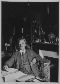 photographie Portrait d'Arnold van Gennep assis à son bureau Ph.2005.106.1  Photo