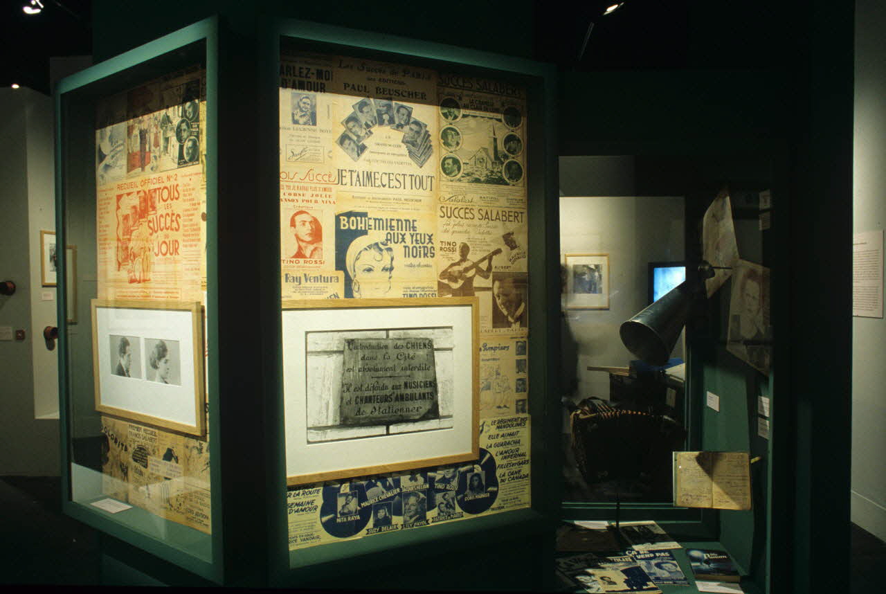 Danièle Adam ; Hervé Jézéquel photographie MNATP. Exposition. Musiciens des rues de Paris (18 novembre 1997 - 27 avril 1998) Ile-de-France, France 1997 Ph.2007.00.9.100 Photo