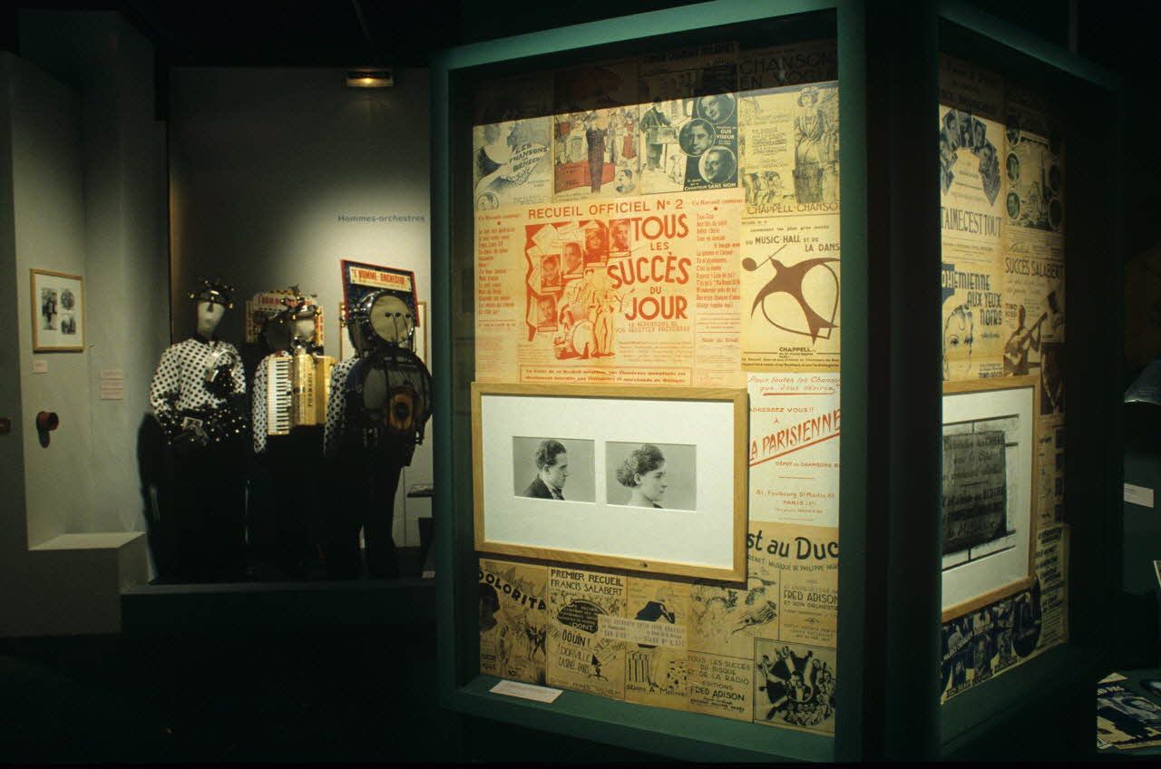 Danièle Adam ; Hervé Jézéquel photographie MNATP. Exposition. Musiciens des rues de Paris (18 novembre 1997 - 27 avril 1998) Ile-de-France, France 1997 Ph.2007.00.9.101 Photo