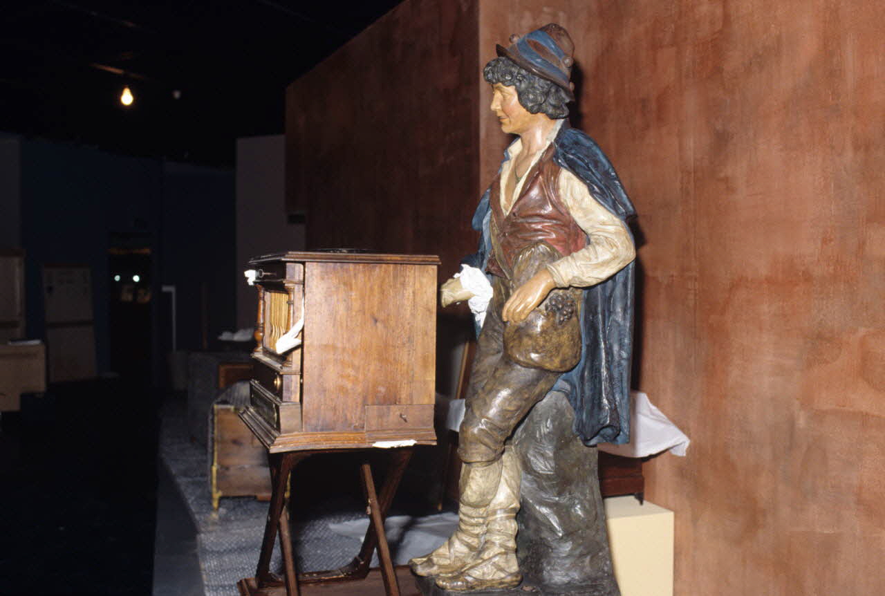 Danièle Adam ; Hervé Jézéquel photographie MNATP. Exposition. Musiciens des rues de Paris (18 novembre 1997 - 27 avril 1998) Ile-de-France, France 1997/10/27 Ph.2007.00.9.52 Photo