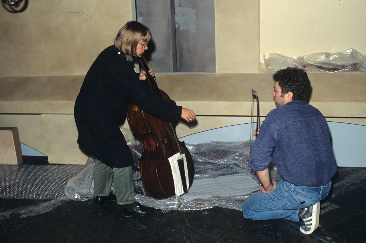 Danièle Adam ; Hervé Jézéquel photographie MNATP. Exposition. Musiciens des rues de Paris (18 novembre 1997 - 27 avril 1998) Ile-de-France, France 1997/10/27 Ph.2007.00.9.72 Photo