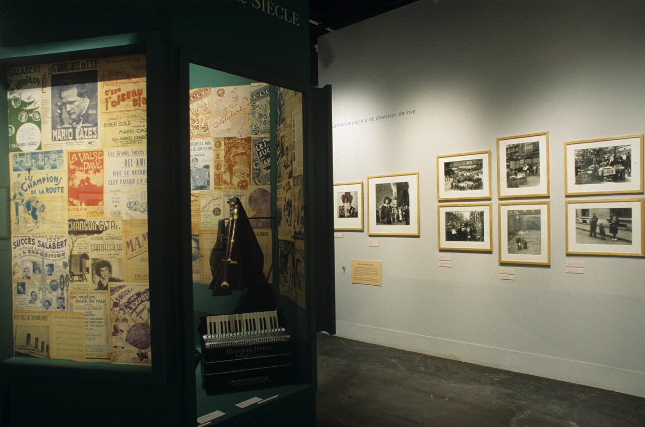 Danièle Adam ; Hervé Jézéquel photographie MNATP. Exposition. Musiciens des rues de Paris (18 novembre 1997 - 27 avril 1998) Ile-de-France, France 1997 Ph.2007.00.9.99 Photo