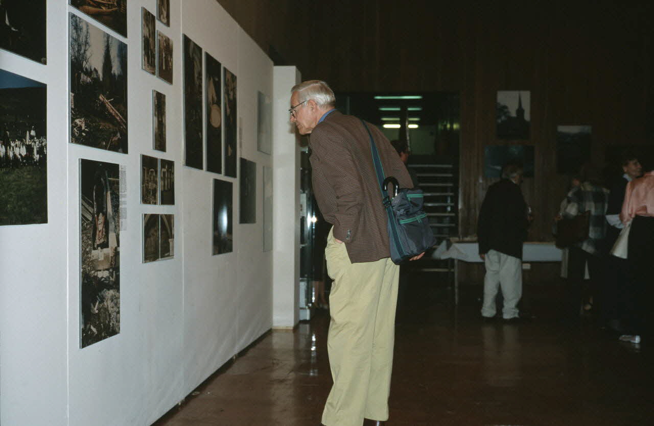 Stéphane Mandelkern photographie Paris : Unesco. Exposition Mémoire des Carpathes : présentation de photographies prises par Jean Cuisenier, à l'occasion de la publication de son livre Ile-de-France, France 2000/7/1 Ph.2007.18.13 Photo