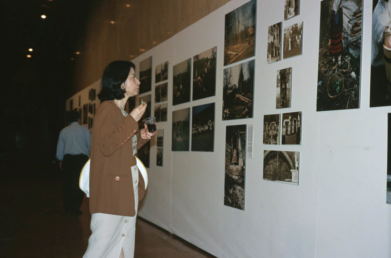 Stéphane Mandelkern photographie Paris : Unesco. Exposition Mémoire des Carpates : présentation de photographies prises par Jean Cuisenier, à l'occasion de la publication de son livre Mémoire des Carpates, Plon - Terre Humaine (juillet 2000) Ile-de-France, France 2000/7/1 Ph.2007.18.3 Photo