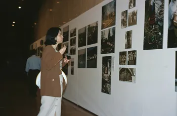 Stéphane Mandelkern photographie Paris : Unesco. Exposition Mémoire des Carpates : présentation de photographies prises par Jean Cuisenier, à l'occasion de la publication de son livre Mémoire des Carpates, Plon - Terre Humaine (juillet 2000) Ile-de-France, France 2000/7/1 Ph.2007.18.3 Photo