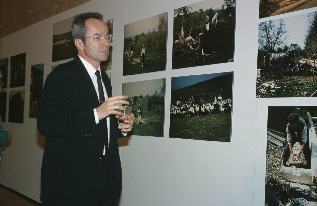 Stéphane Mandelkern photographie Paris : Unesco. Exposition Mémoire des Carpates : présentation de photographies prises par Jean Cuisenier, à l'occasion de la publication de son livre Mémoire des Carpates, Plon - Terre Humaine (juillet 2000) Ile-de-France, France 2000/7/1 Ph.2007.18.6 Photo