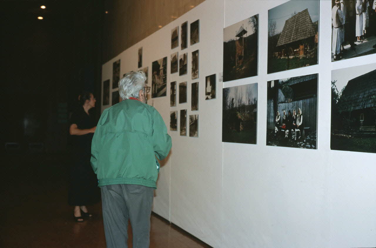 Stéphane Mandelkern photographie Paris : Unesco. Exposition Mémoire des Carpathes : présentation de photographies prises par Jean Cuisenier, à l'occasion de la publication de son livre Ile-de-France, France 2000/7/1 Ph.2007.18.7 Photo