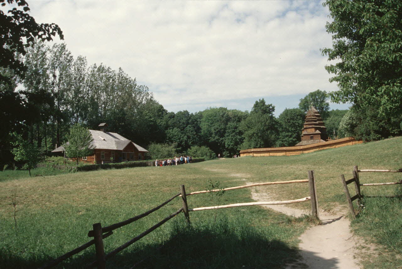 Jean Cuisenier photographie Enquête conduite par Jean Cuisenier en Ukraine (mai 2002) Lviv, Ukraine 2002/5/11 Ph.2007.2.41 Photo