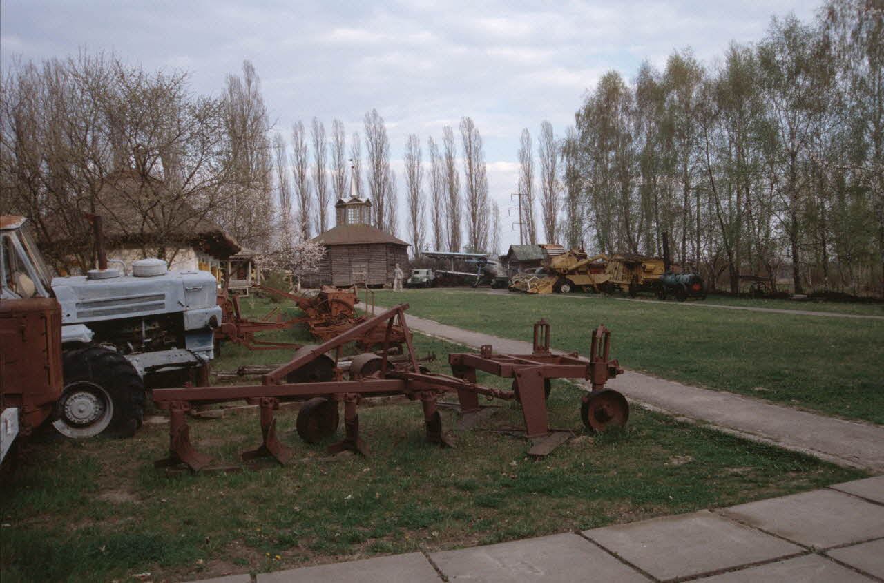 Jean Cuisenier photographie Enquête conduite par Jean Cuisenier en Ukraine (mai 2004) Khmelnitski, Ukraine 2004/5/21 Ph.2007.3.48 Photo