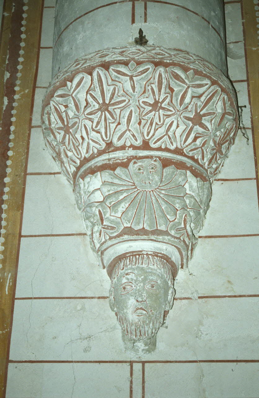 Jean Cuisenier photographie Enquête conduite par Jean Cuisenier à la collégiale Saint-Pierre de Chauvigny dans la Vienne (septembre 1994) Poitou-Charentes, France 1994/9/1 Ph.2007.9.17 Photo