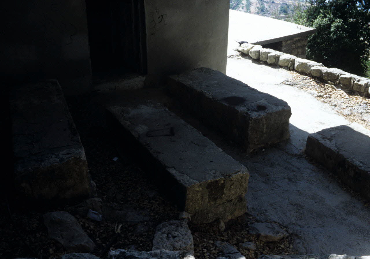 photographie Sanctuaire du cheikh Ali ben Sarim à Sour. Tombes à l'entrée du sanctuaire du cheikh Ali ben Sarim à Sour Ph.2008.2.32 Photo