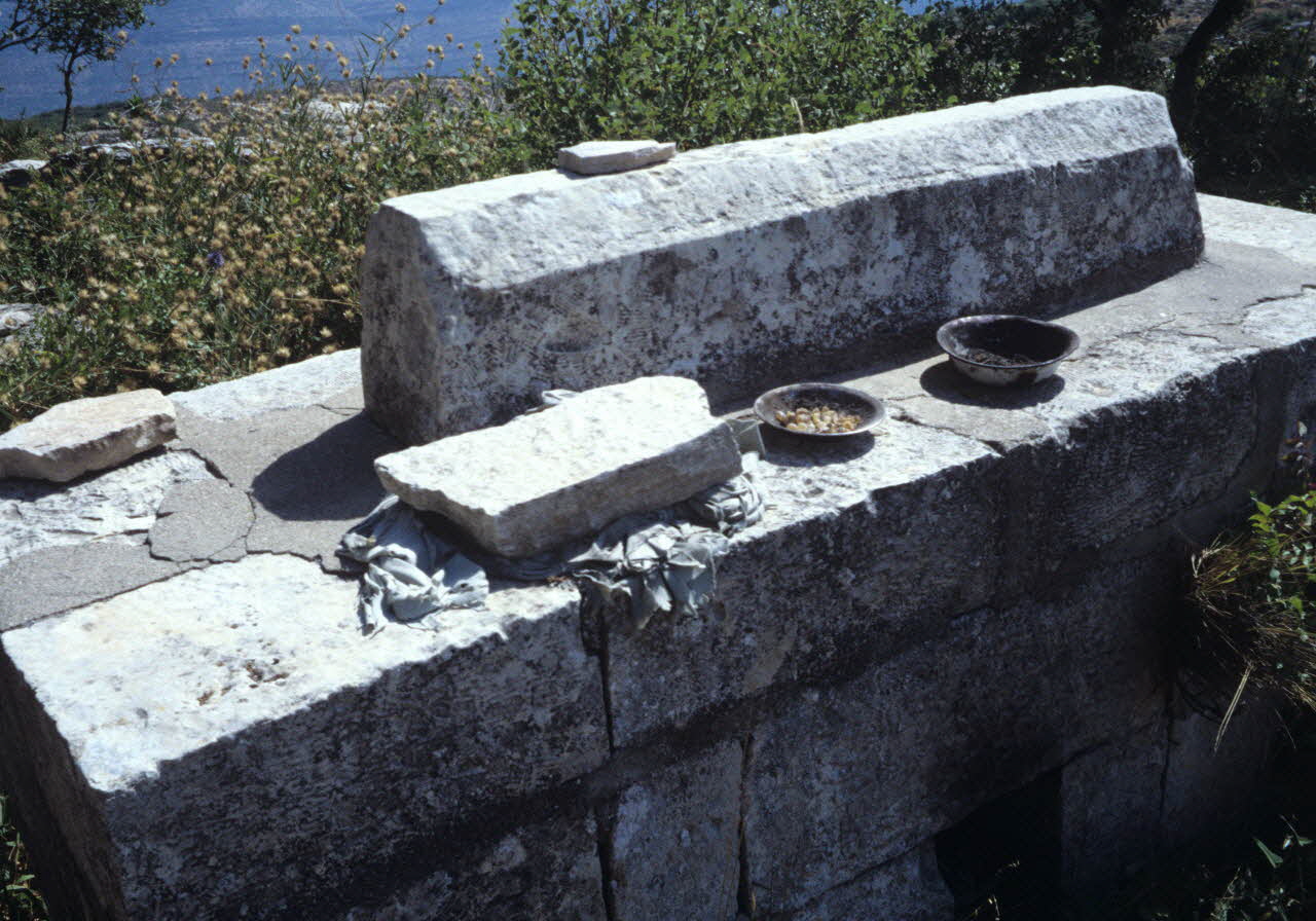 photographie Cimetière de Sour. Détail d'une tombe avec les coupelles à encens à Sour Ph.2008.2.40 Photo