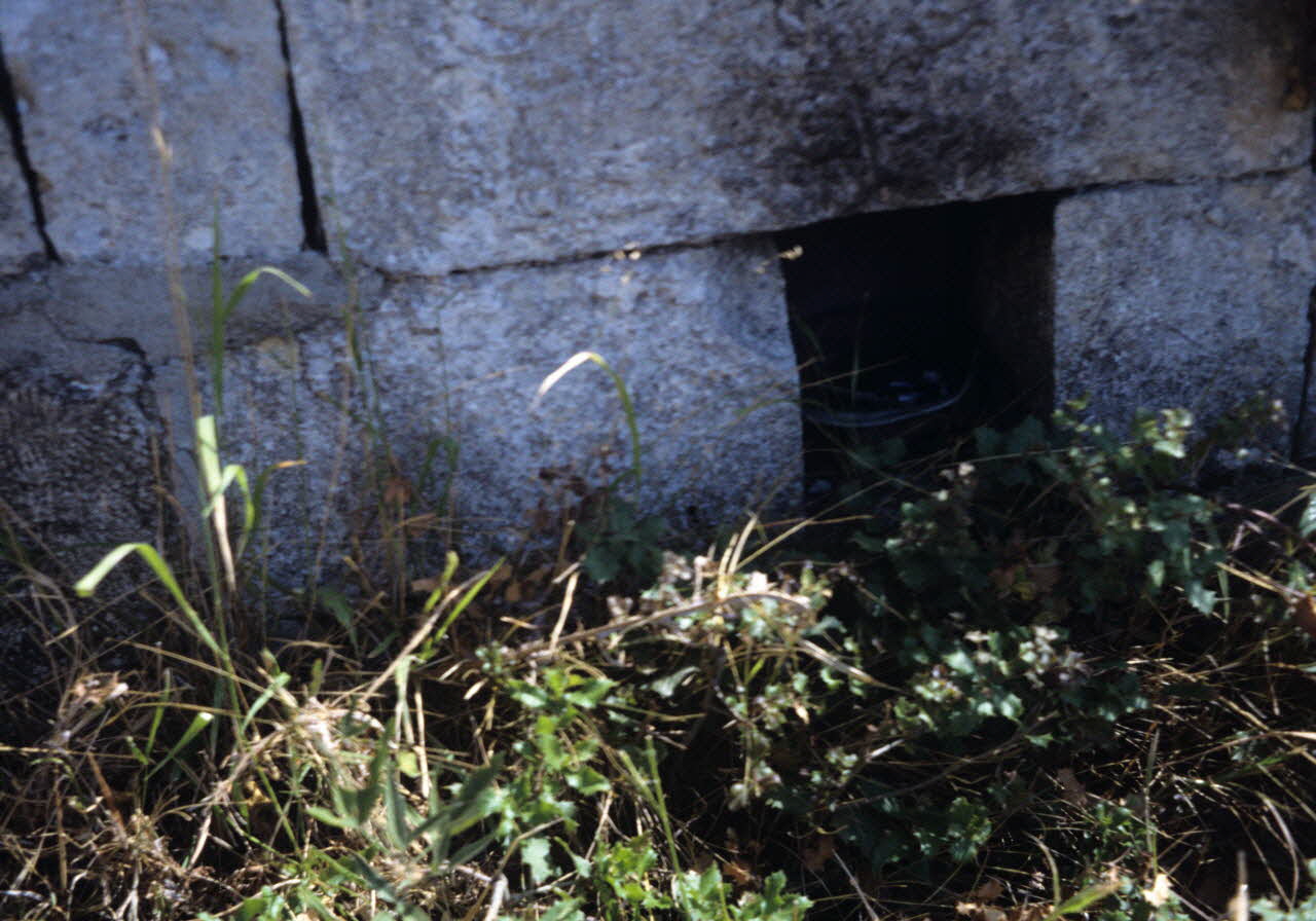 photographie Cimetière de Sour. Niche au bas d'une tombe pour fumigations d'encens Ph.2008.2.41 Photo