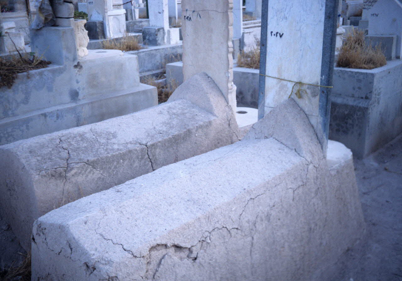 photographie Cimetière de la rue de Bagdad (cimetière Al Dahdaah). Deux tombes anciennes en terre Ph.2008.2.44 Photo