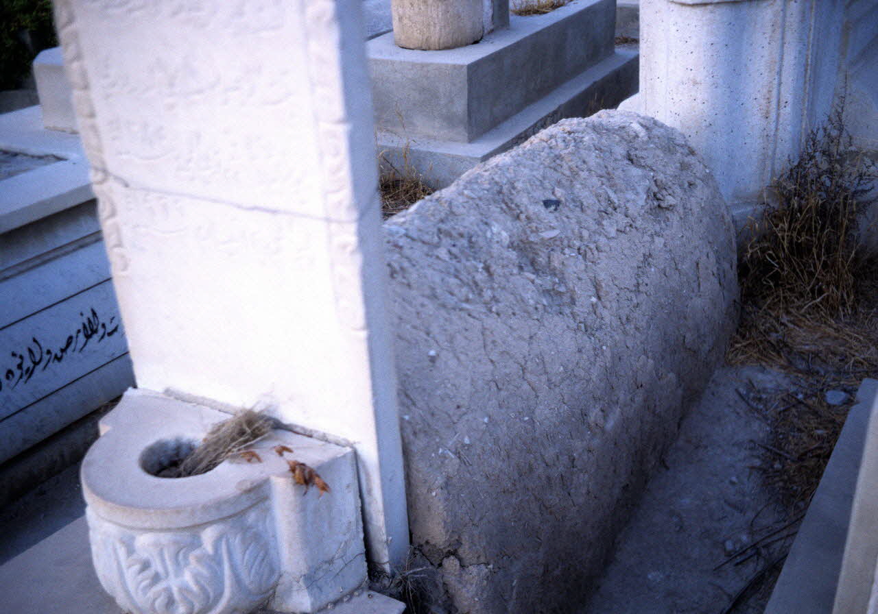 photographie Cimetière de la rue de Bagdad (cimetière Al Dahdaah). Tombe traditionnelle en terre avec stèle en marbre et branche de myrte Ph.2008.2.55 Photo