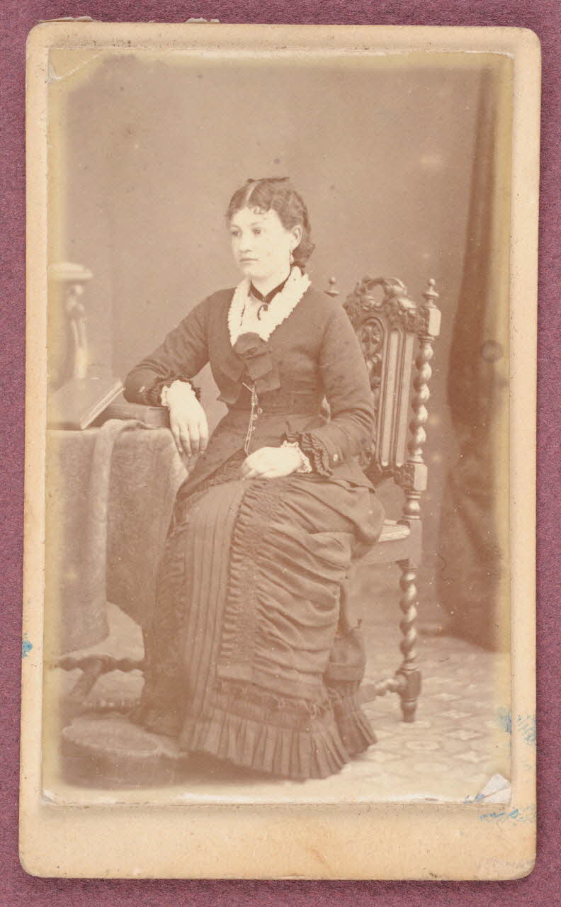 photographie Mademoiselle Louise Picardeau, à la Chaussée-Saint-Victor. Marraine de Lucie Desclos, à Courbouzon Ph.2009.00.13.1 Photo