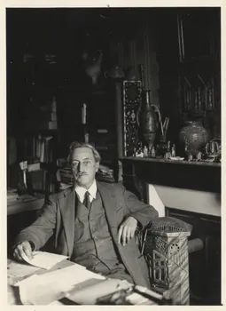photographie Portrait d'Arnold van Gennep assis à son bureau Ph.2009.00.5.1 Photo