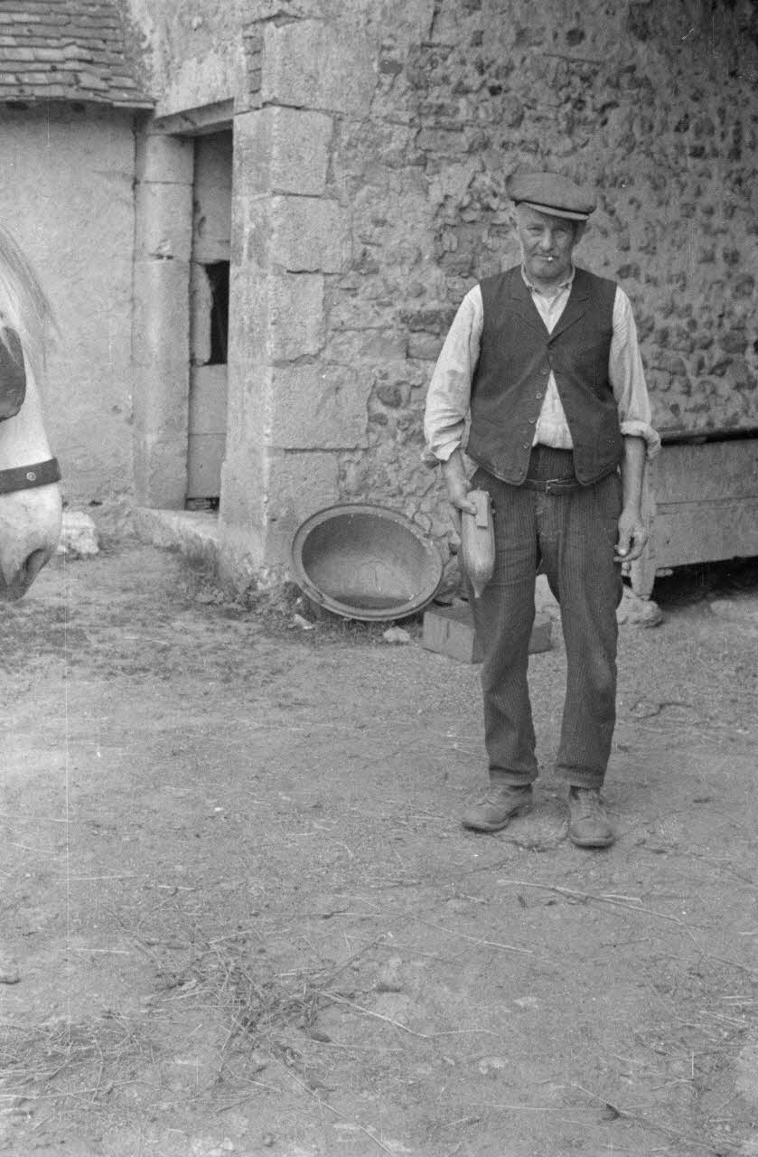 Heinz Lehmann photographie Chez Monsieur Pelloille-Lorain. Présentation du "bion" Centre, France 1936/5/28 Ph.1936.8 Photo