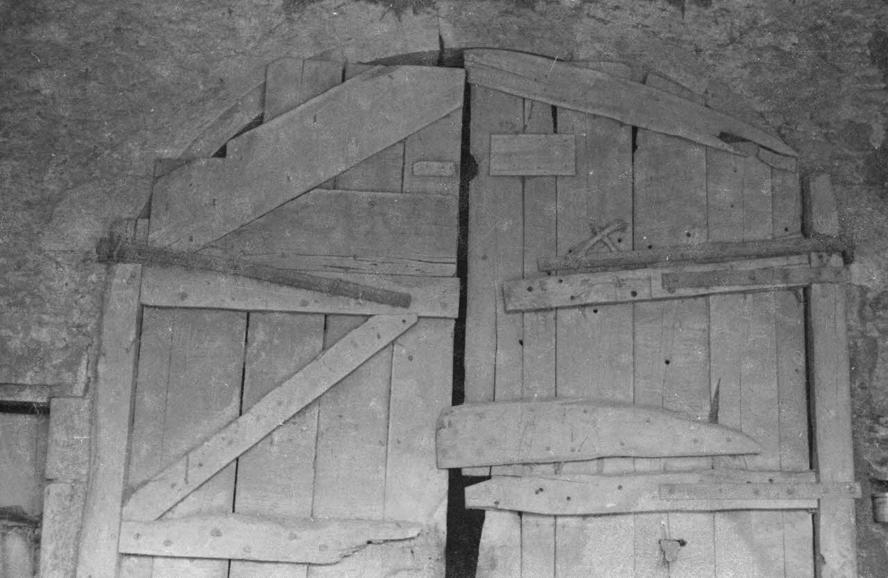 Heinz Lehmann photographie Chez Monsieur Pelloille-Lorain. Porte de la grange sous l'aire. NB, croix de paille. Direction Nord-Est Centre, France 1936/5/28 Ph.1936.4 Photo
