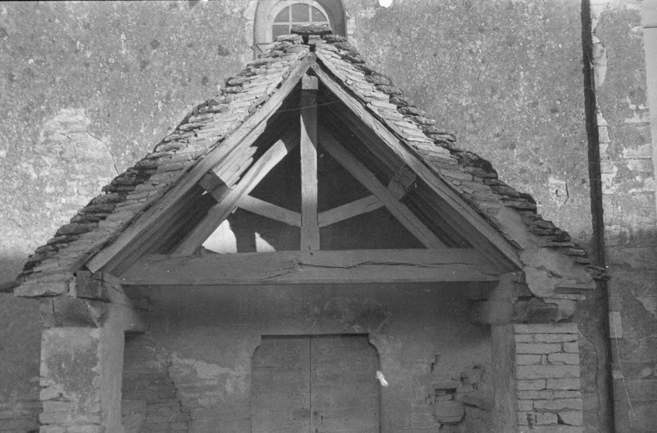 Guy Pison photographie Porche d'église sur la route Bourgogne, France 1937/3/21 Ph.1937.330  Photo