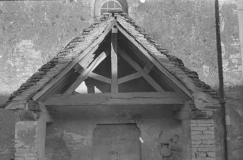 Guy Pison photographie Porche d'église sur la route Bourgogne, France 1937/3/21 Ph.1937.330 Photo