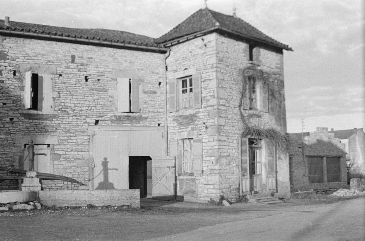 Guy Pison photographie Construction en moellons apparents. Façade sud Bourgogne, France 1937/3/21 Ph.1937.342 Photo
