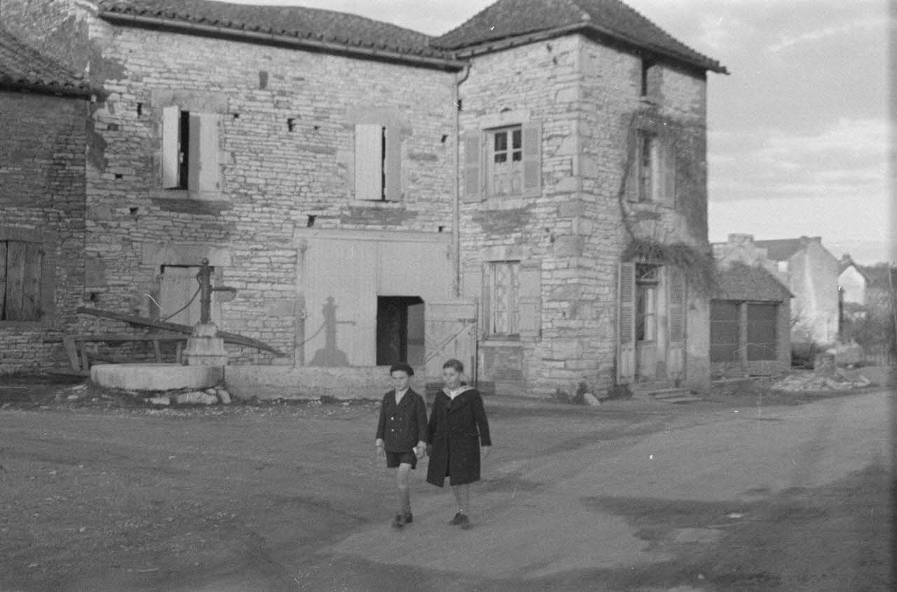 Guy Pison photographie Vieille maison et fontaine Bourgogne, France 1937/3/21 Ph.1937.336 Photo