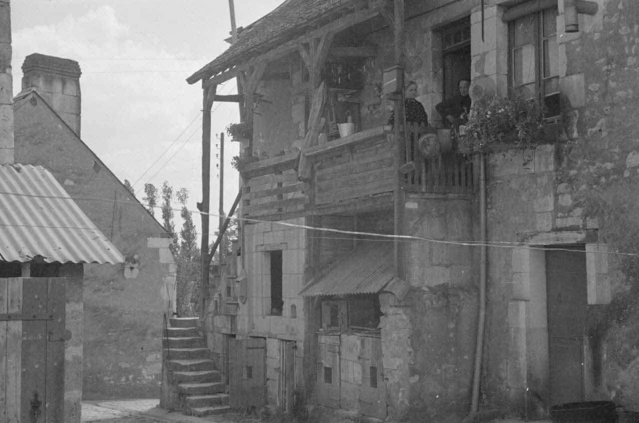 Heinz Lehmann photographie Faubourg Pontcharreau ou quartier de la rivière. Maison à escalier extérieur. Direction Sud-Ouest Centre, France 1936/5/30 Ph.1936.119 Photo