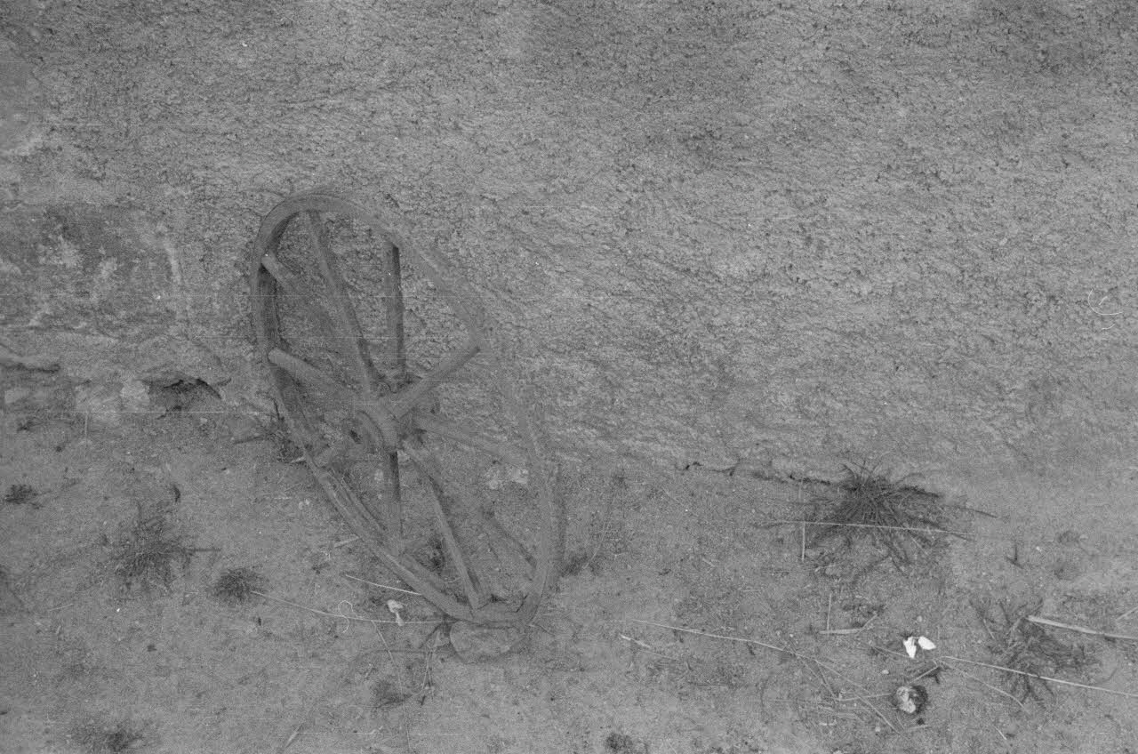 Heinz Lehmann photographie Roue ancienne (environ 80 centimètres de diamètre). Direction Ouest Centre, France 1936/5/30 Ph.1936.145 Photo