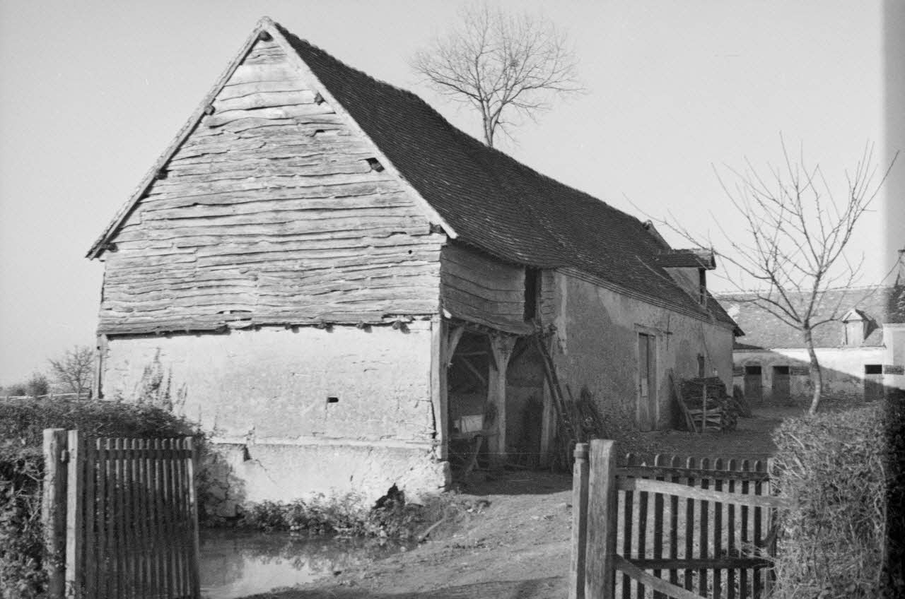 Guy Pison photographie Entre La Chapelle-du-Bois et Dehault. Remise aux voitures Pays de la Loire, France 1937/10/30 Ph.1937.2694 Photo