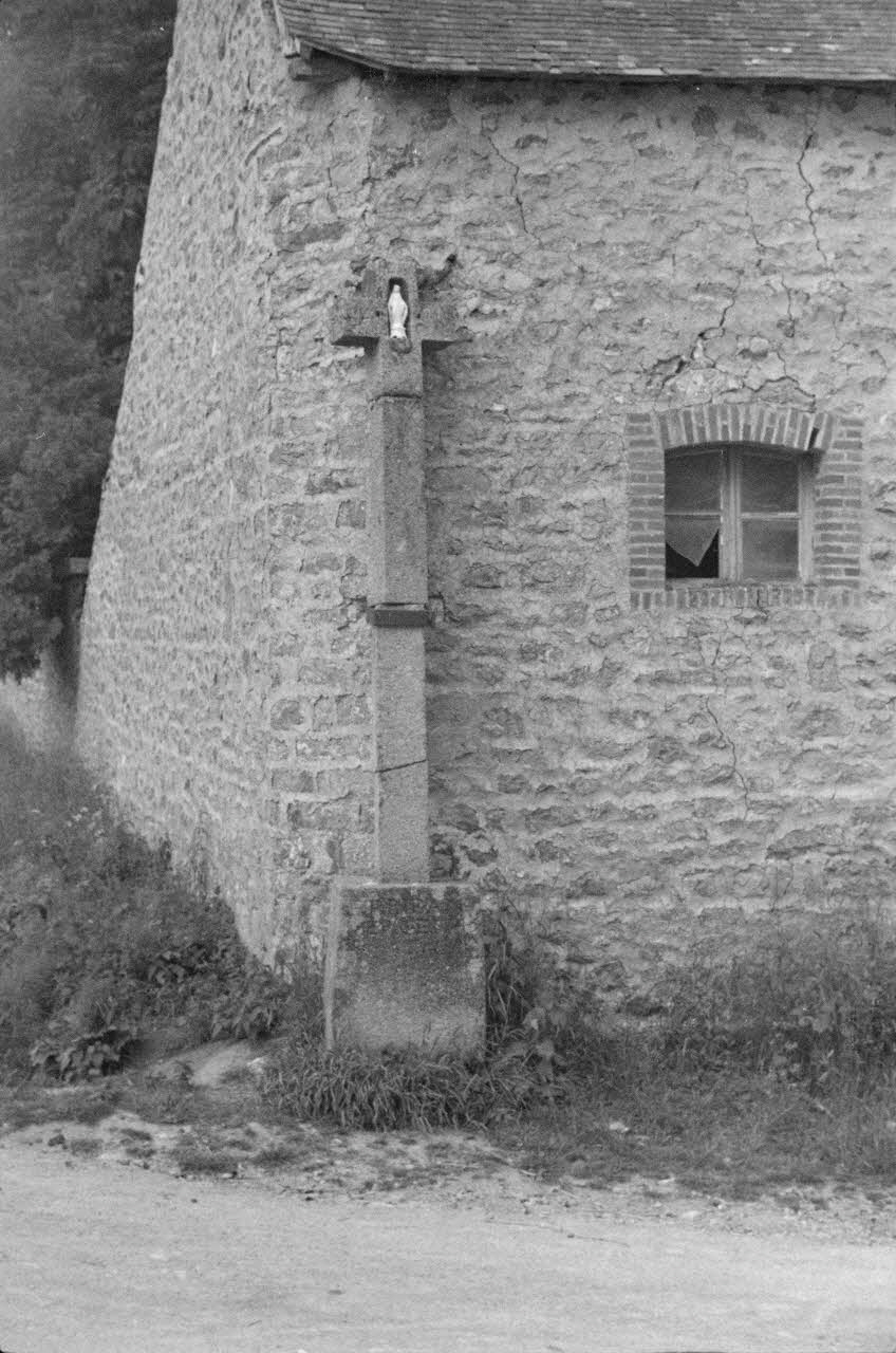 Heinz Lehmann photographie Croix de la sainte Vierge Pays de la Loire, France 1936/6/1 Ph.1936.196 Photo