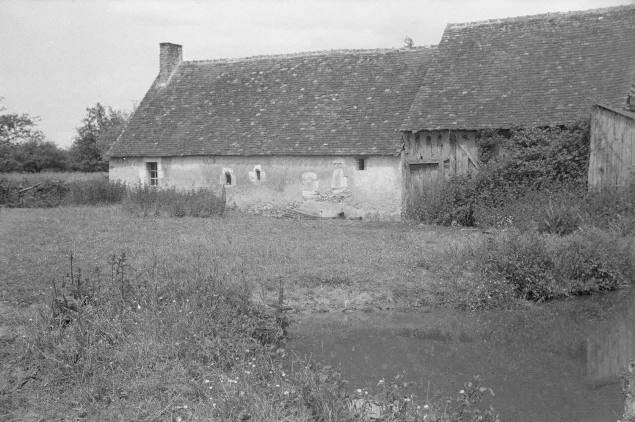 Heinz Lehmann photographie Arrière d'un ancien corps de logis en terrasse et colombage (grange actuelle). Direction Nord-Ouest Pays de la Loire, France 1936/6/2 Ph.1936.218 Photo
