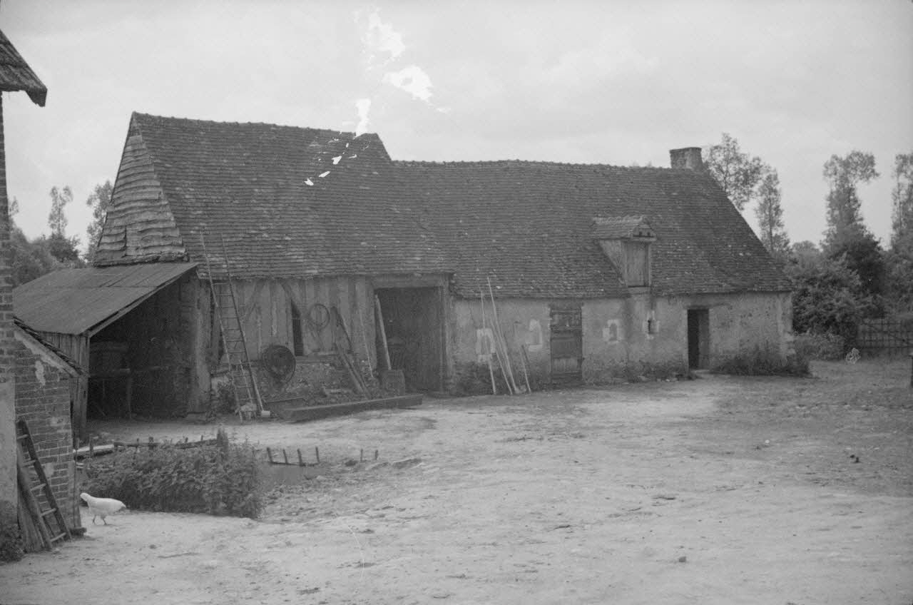 Heinz Lehmann photographie Façade des granges (ancien corps de logis). Direction Sud-Sud-Ouest Pays de la Loire, France 1936/6/2 Ph.1936.223 Photo