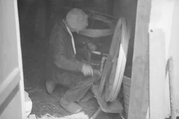 Heinz Lehmann photographie Monsieur Deroninaud, tisserand, au rouet dans son atelier Pays de la Loire, France 1936/6/2 Ph.1936.224 Photo