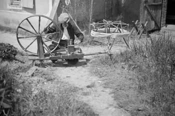Heinz Lehmann photographie Monsieur Deroninaud, tisserand, au rouet dans son atelier. Direction Nord-Ouest Pays de la Loire, France 1936/6/2 Ph.1936.226 Photo
