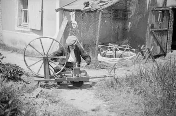 Heinz Lehmann photographie Monsieur Deroninaud, tisserand, au rouet dans son atelier. Direction Nord-Ouest Pays de la Loire, France 1936/6/2 Ph.1936.225 Photo