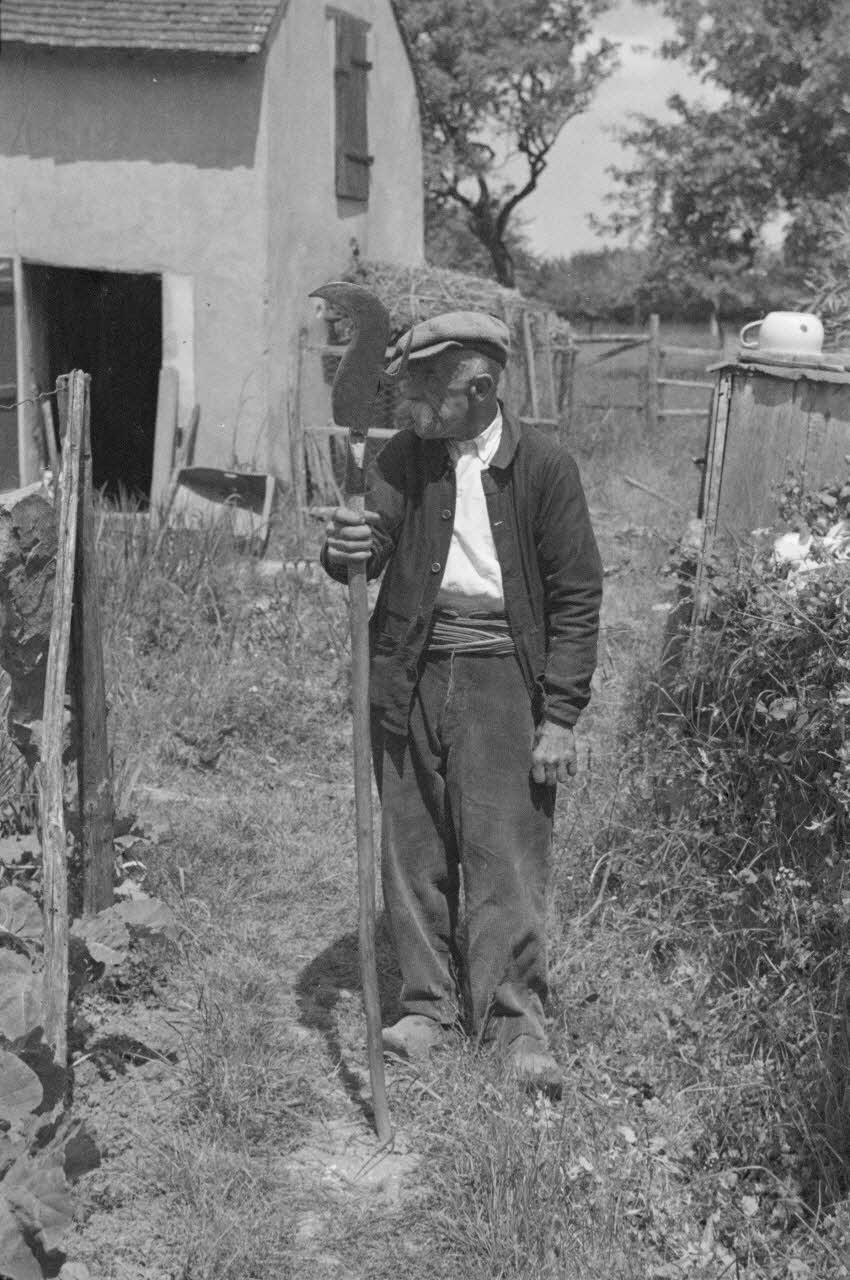 Heinz Lehmann photographie Chez Monsieur Deroninaud. "Cressant" Pays de la Loire, France 1936/6/2 Ph.1936.228 Photo