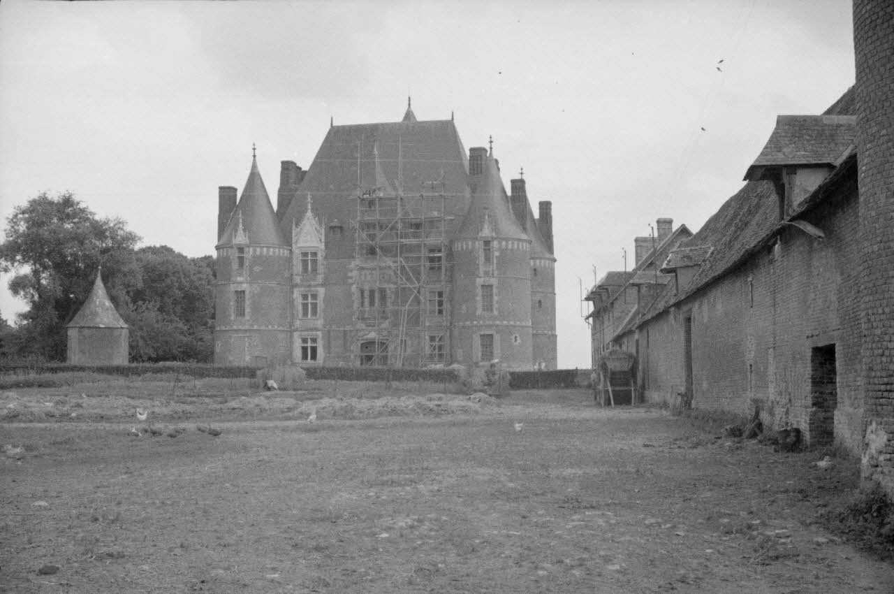 Heinz Lehmann photographie Château et bâtiments de ferme. Direction Est Haute-Normandie, France 1936/6/25 Ph.1936.520 Photo