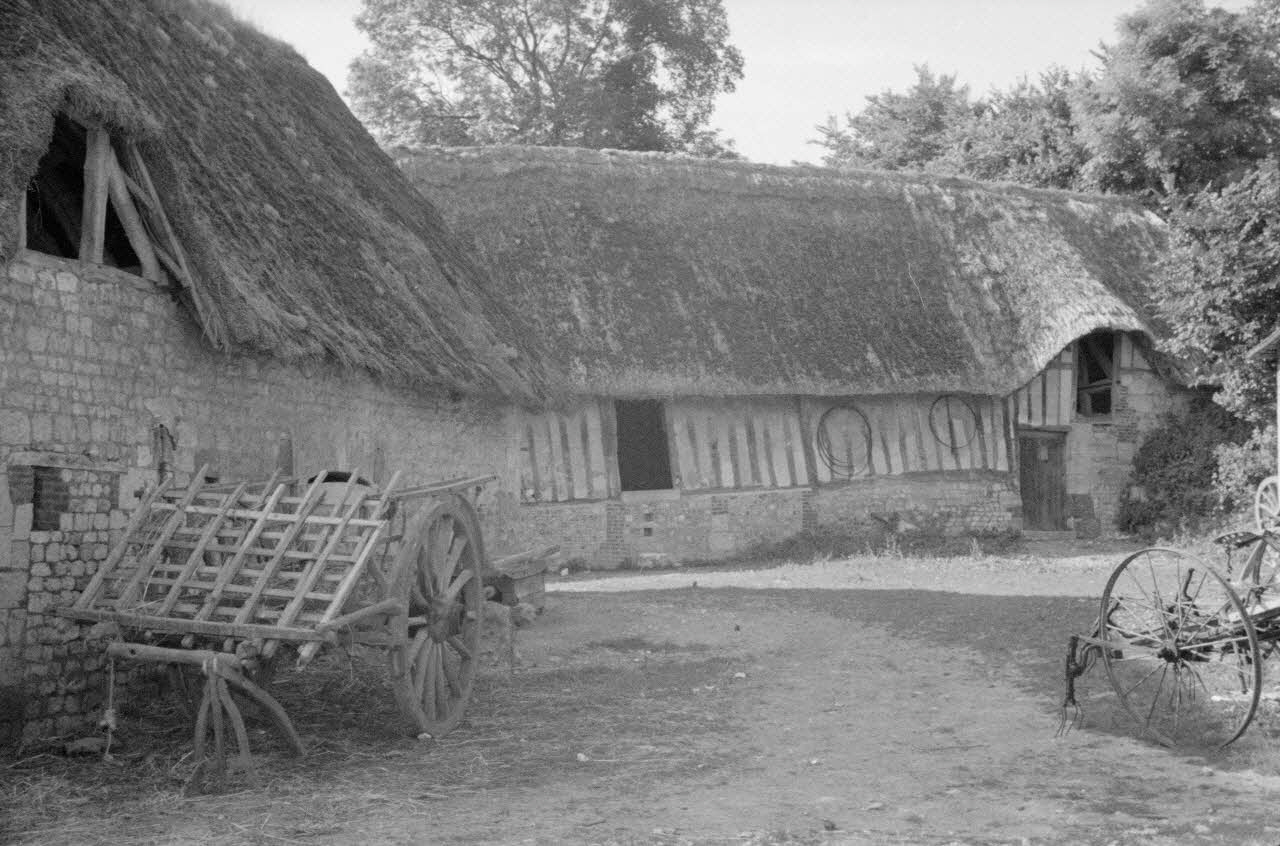 Heinz Lehmann photographie Bâtiments voisins du pigeonnier. Direction Nord-Nord-Ouest Haute-Normandie, France 1936/6/25 Ph.1936.525 Photo
