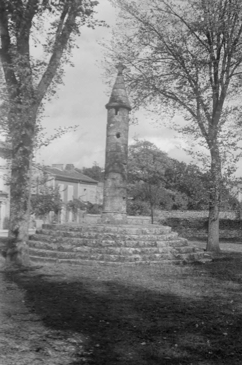 Marc Leproux photographie Lanterne des morts Poitou-Charentes, France 1938/1/3 Ph.1938.3.3 Photo