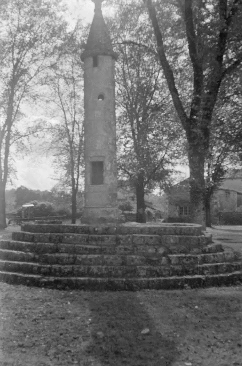 Marc Leproux photographie Lanterne des morts. L'orifice d'entrée est visible Poitou-Charentes, France 1938/1/3 Ph.1938.3.6 Photo