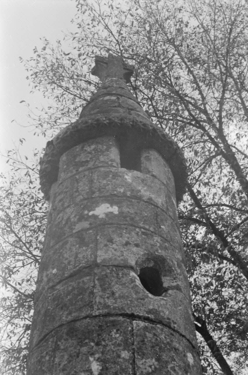 Marc Leproux photographie Lanterne des morts. Vue de la partie supérieure Poitou-Charentes, France 1938/1/3 Ph.1938.3.7 Photo