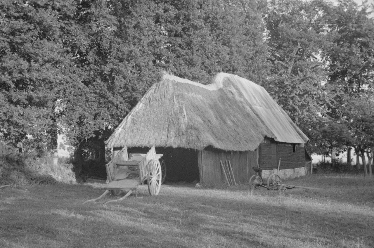 Heinz Lehmann photographie Ferme des Bourdons. Charretterie. Direction Sud-Est Haute-Normandie, France 1936/6/25 Ph.1936.543 Photo