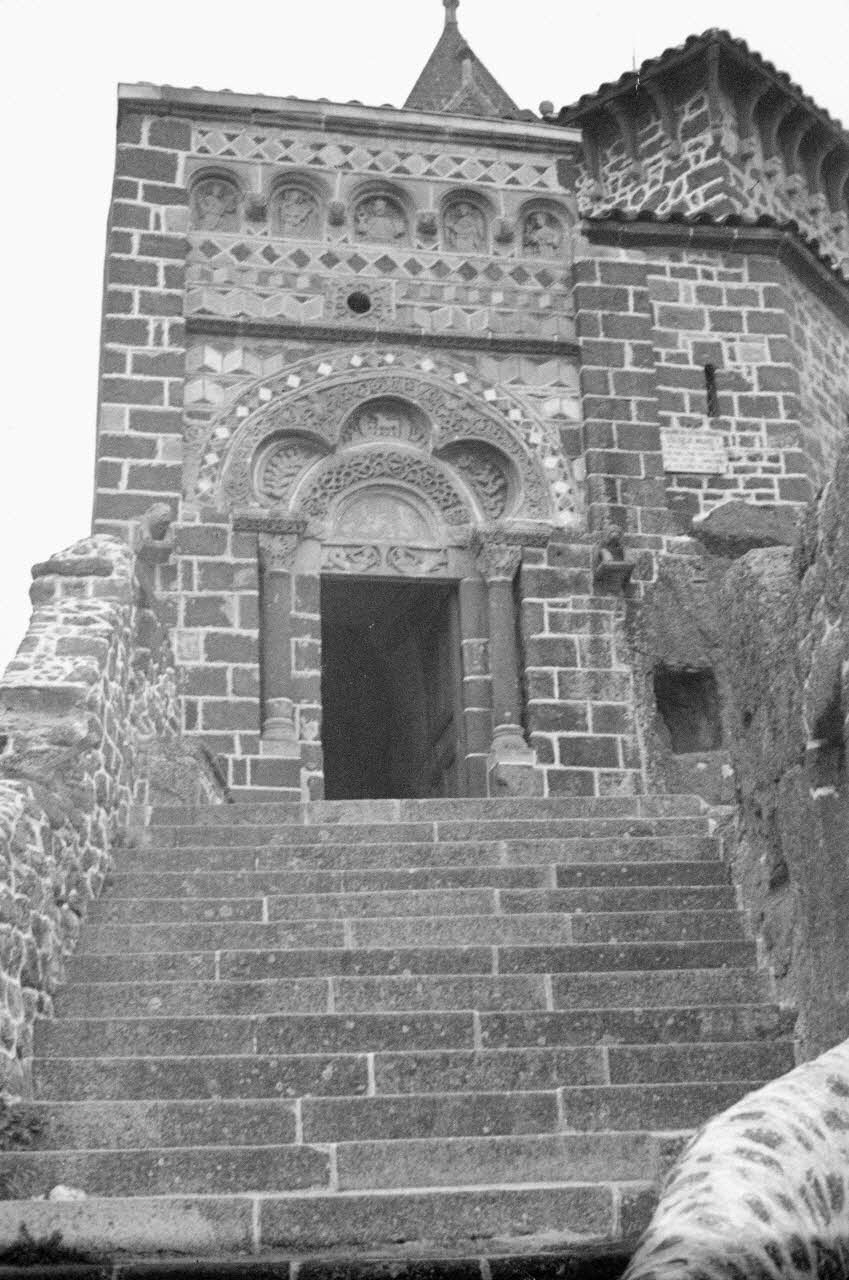 Guy Pison photographie Sur la route de Vichy à Thiers. Porte d'entrée de la chapelle Saint-Michel Auvergne, France 1938/11/1 Ph.1937.3190 Photo
