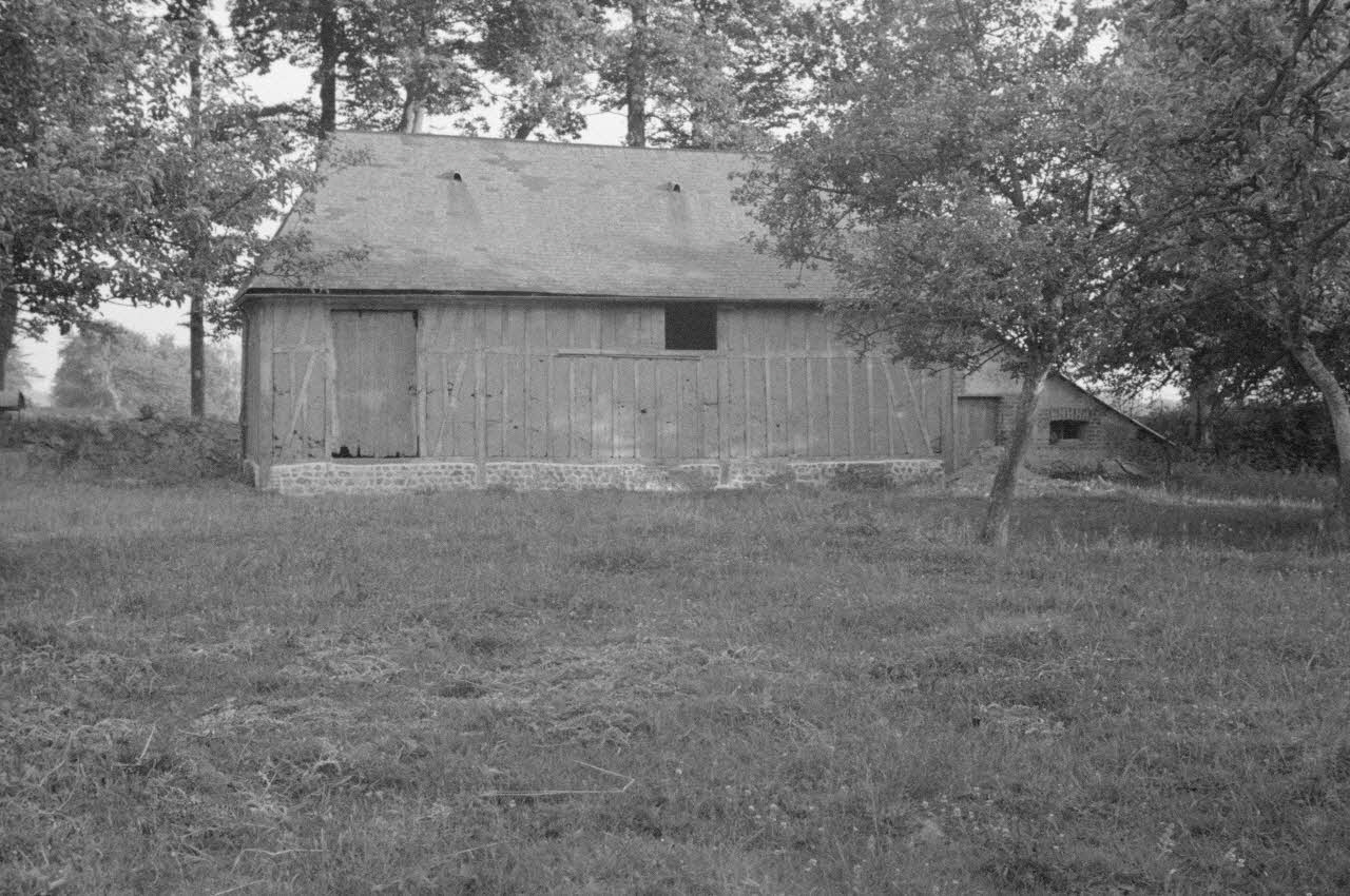 Heinz Lehmann photographie Ferme des Bourdons. Grange avec silo à betteraves. Direction Sud Haute-Normandie, France 1936/6/25 Ph.1936.544 Photo