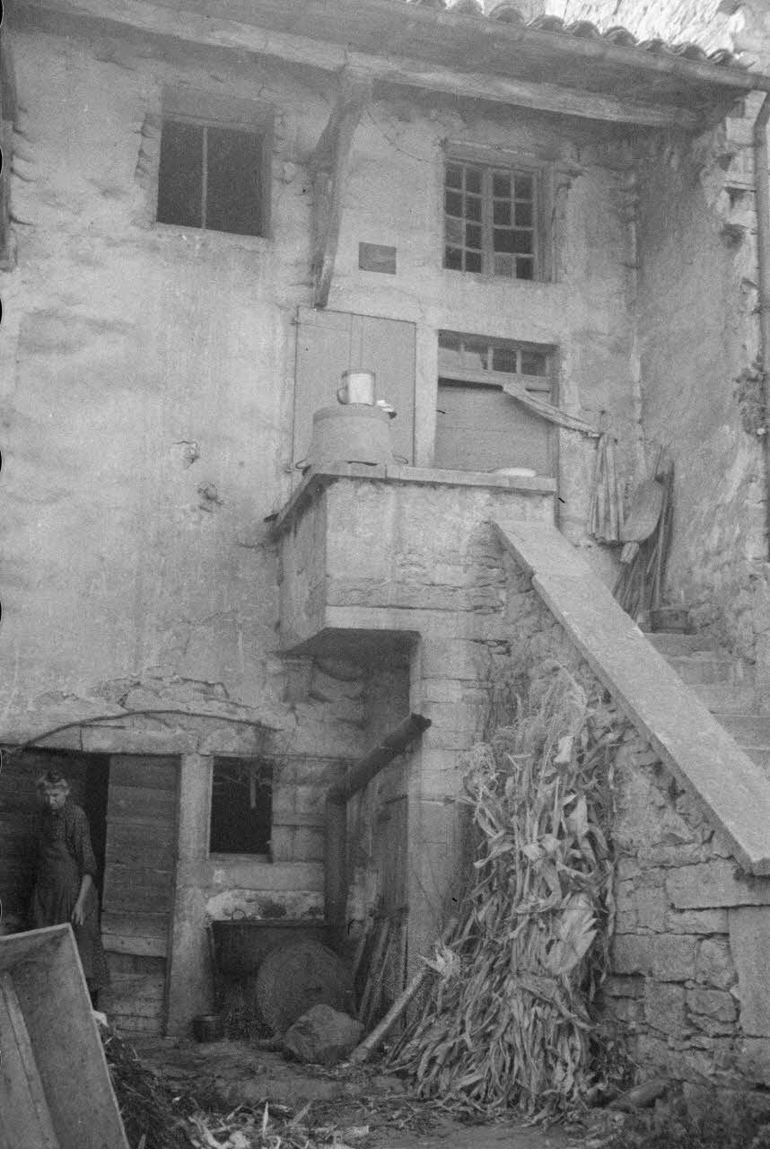 Duchemin photographie Escalier et évier d'été Bourgogne, France 1937/9/14 Ph.1937.2911 Photo