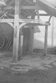 Duchemin photographie Forge Lhoste. "Travail" à ferrer les bœufs Bourgogne, France 1937/9/12 Ph.1937.2979 Photo