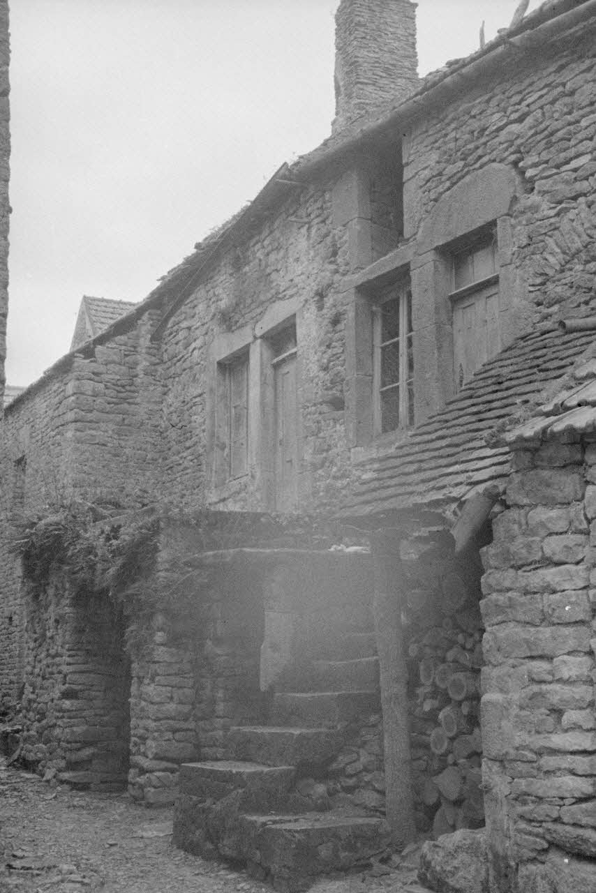 Duchemin photographie Maison de pierres plates. Escalier Bourgogne, France 1937/9/14 Ph.1937.2984 Photo