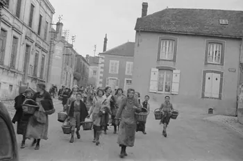 Duchemin photographie Rentrée des vendangeurs dans le village à la nuit tombante Champagne-Ardenne, France 1937/9/23 Ph.1937.3078 Photo